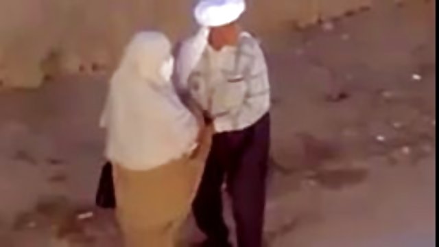 زن جوان برهنه به دوست خود دست می دهد که نوازش گربه بهترین برنامه سکس چت را نوازش می کند