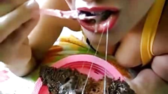 فاکر یک دیک را داخل الاغ تنگ چت سکسی تصویری یک سبزه شلوار پرش به توپهای بسیار خوب در یک هتل پر کرد