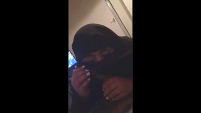 زن پمپ شده سینه بزرگ را با چت روم سکسی بدون فیلتر چسبیدن نوک سینه ها نشان می دهد
