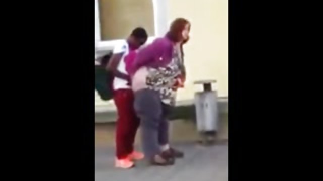 شلخته بوست بعد از دوش گرفتن یک حوله صورتی رنگ را برداشته و بیدمشک را انجام نمونه سکس چت می دهد
