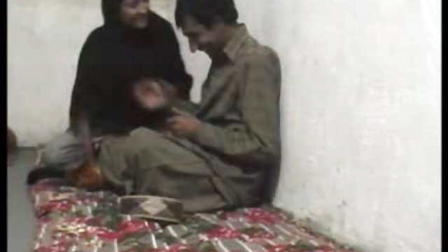 نوار مو قرمز در لباس چت سكسي انلاين زیر مشتری را اغوا می کند و با مقعد روی صندوق عقب خود می نشیند