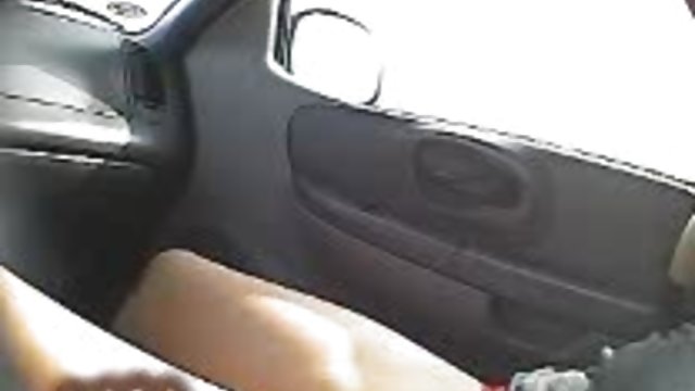 دختری با خال کوبی روی تیغه شانه با دهان خود روی قارچ منتخب مقابل وب کم سکس چت خارجی کار می کند