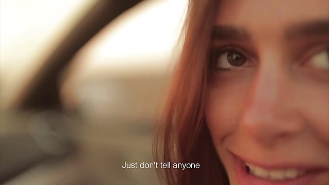 سرخ در جوراب تلگرام سکس چت ساق بلند با نوع روی یک میز چوبی گناه می کند