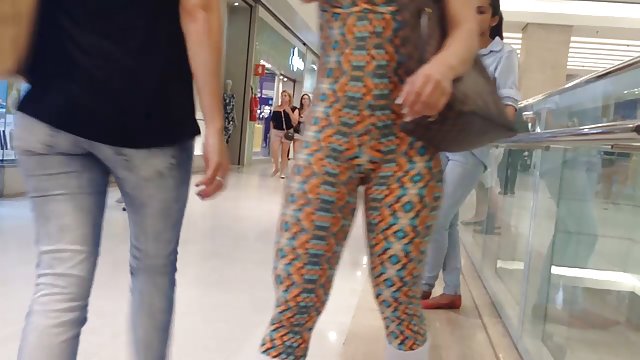 بلوند در یک الاغ بیکینی صورتی ، خروس چربی شوهرش چت تصویری انلاین سکسی را در ساحل لگد می زند