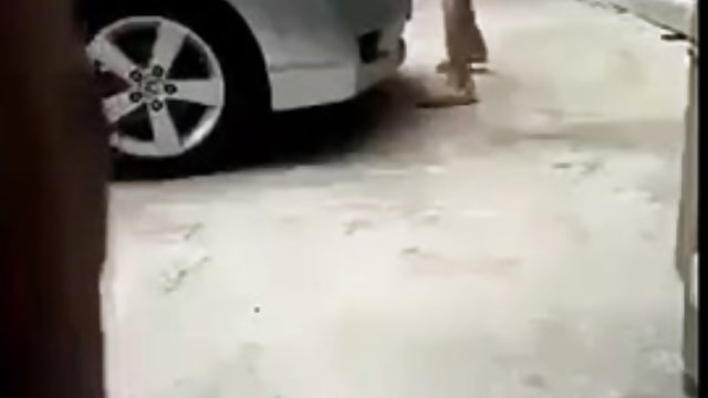 زن چاق در یک سکس چت شهوانی شیب کنار دریا مانتای تراشیده را خودارضایی می کند