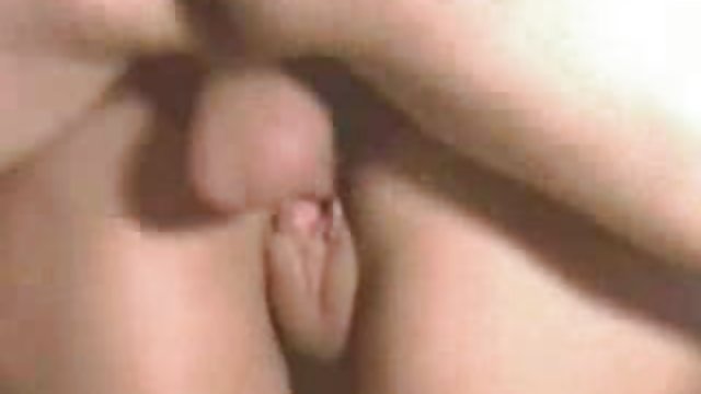 مرد بادی در یک ژاکت پیراهن سکس چت تصویری زرد یک سبزه را لگد زد