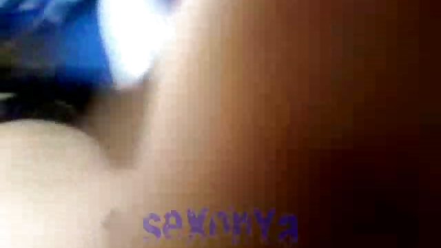 یک زن لباس پوشیده در کلاه در حالی که همه چیز را فیلمبرداری می سکس چت روم کند ، با دهان خود بر روی شیرینی شوهرش کار می کند