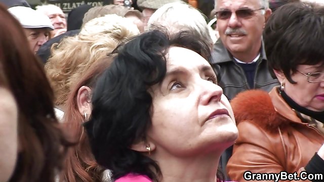 موهای قرمز پوست از تصویر او نمونه سکس چت در جوراب ساق بلند شروع می شود و ماندا را روی زمین استمنا می کند