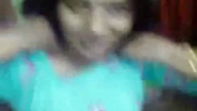 مردی یک بلوند شلوغ را سکی چت در گربه ای در بازیگری تف می کند