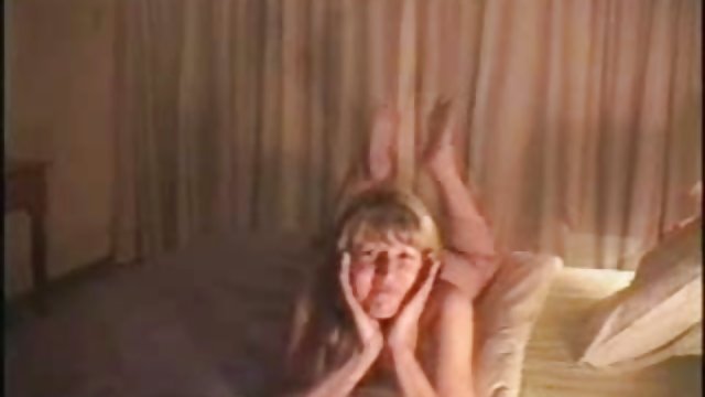 كوتي با مراجعه به يك هال روسي لباس خود را برداشته سکسی سکس چت و با دهانش روي خروسش مي نشيند