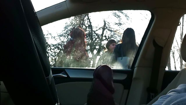 شخص دوست دختر برهنه را ماساژ می دهد و روم سکس چت شکاف او را نوازش می کند