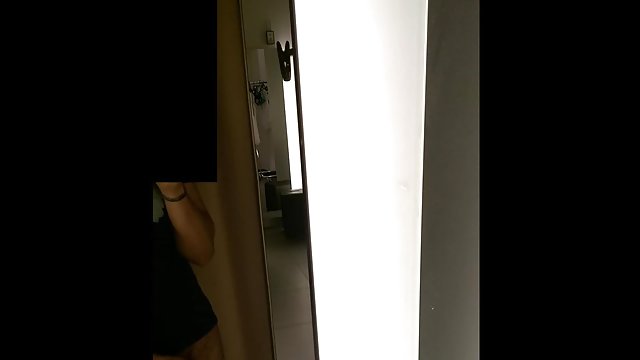 جوجه در شلوار جین یک الاغ لخت در مقابل شخص پیچ خورده و چت سکی به او بیدمشک می دهد
