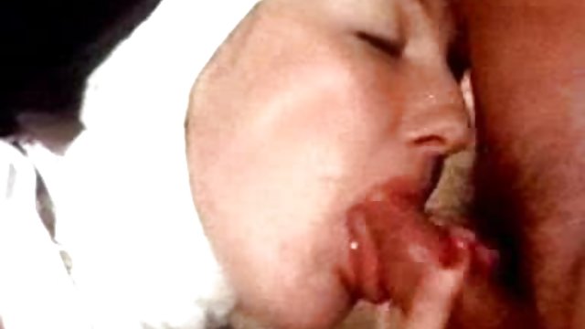 Milf با الاغ بزرگ شورت برنامه چت سکسی با لرزش قرار داده است