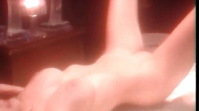 خرد کردن شکم با موهای بلند از dildo صورتی برای سکس چت یاهو مقعد دستی استفاده می کند