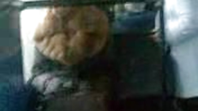 جوجه زیبا روی لبه چت روم سکسی شهوتناک تخت خوابیده و با استفاده از یک dildo مشکی یک شکاف را خاموش می کند