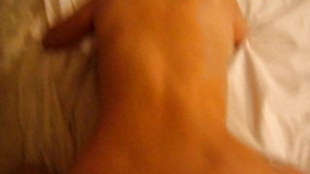 Fat MILF هنگام دوش گرفتن ، لباستان و الاغ شهوتناک روم بزرگ خود را لمس می کند