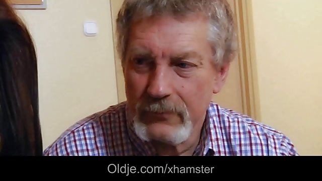 مرد عضلانی قبل از رابطه جنسی ، بر روی آلت تناسلی مردانه قلمی خال کوبی داستان سکس چت شده با سینه های بزرگ قرار می دهد