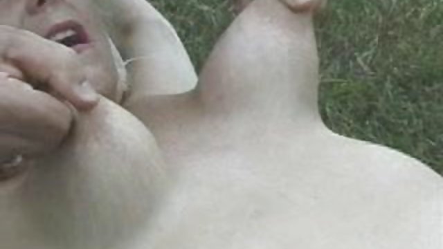 توریست برنزه شورت هایش را برداشته و روی چهره بهترین دوستش در یک چت تصويري سكسي هتل می نشیند