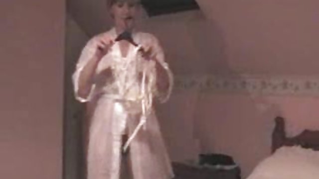 دانش آموز دهان خود را بر بهترین سایت سکس چت روی پیچ یک لوله کش بالغ با گربه مرطوب در آشپزخانه می گذارد