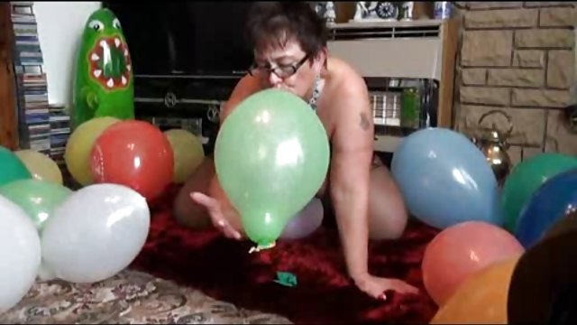 سبزه جوان روی تخت صورتی توسط یک کلیپ سکس چت آقا لعنتی می شود