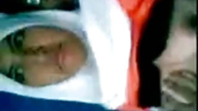 سبزه باریک سکی چت چشم در گرگ و میش ، دیک دوست را در رختخواب فرو می برد